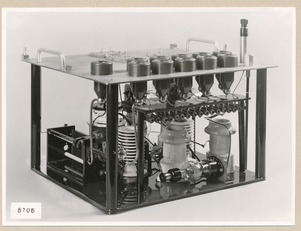 Hochspannungsgleichrichter HF 2854, Vervielfacher, Gesamtansicht; Foto, 1953 (www.industriesalon.de CC BY-SA)