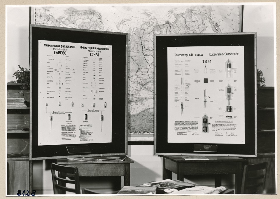 Informationstafeln TS 41 und EABC 80, ECH 81 vor Landkarte; Foto, 1953 (www.industriesalon.de CC BY-SA)