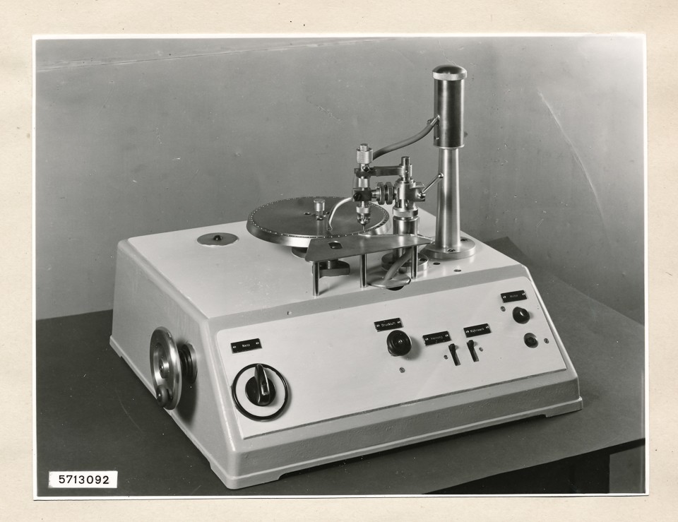 Kaltgetter-Füllmaschine; Foto, 1957 (www.industriesalon.de CC BY-SA)