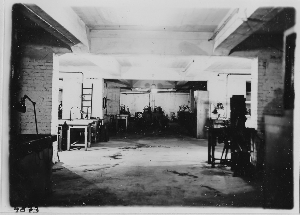 Kathodenfertigung im Brauereikeller, Bild 11; Foto, 1946 (www.industriesalon.de CC BY-SA)