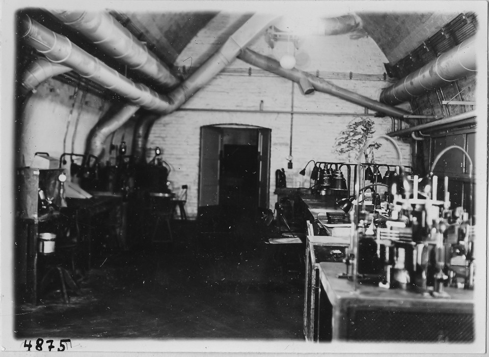 Kathodenfertigung im Brauereikeller, Bild 13; Foto, 1946 (www.industriesalon.de CC BY-SA)