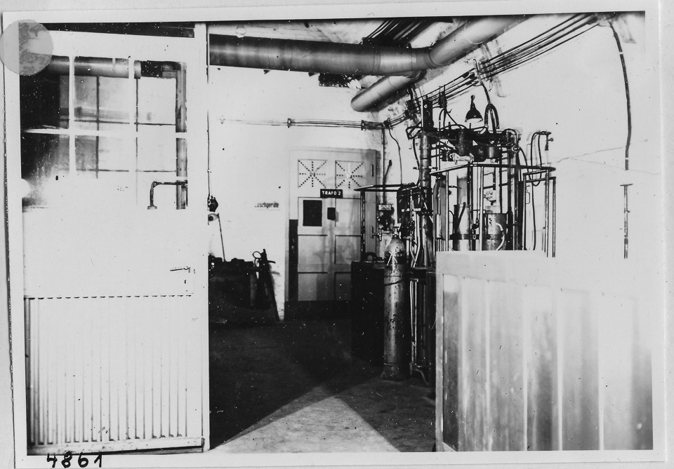 Kathodenfertigung im Brauereikeller, Bild 3; Foto, 1946 (www.industriesalon.de CC BY-SA)