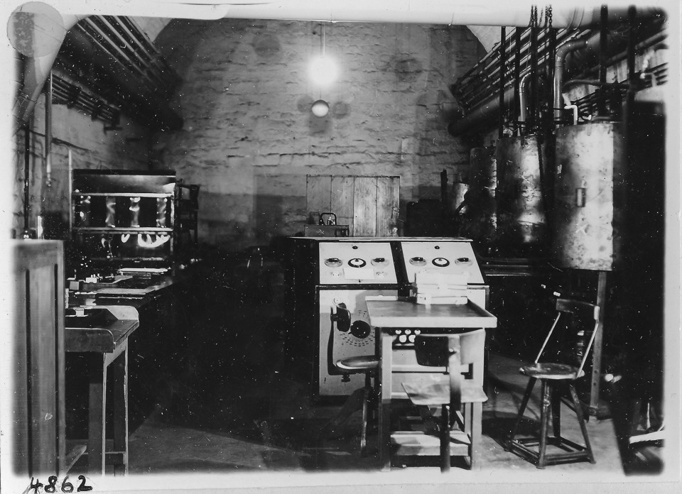 Kathodenfertigung im Brauereikeller, Bild 4; Foto, 1946 (www.industriesalon.de CC BY-SA)