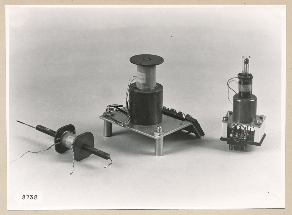 Kleinprüfrelais T.G.F, 3 Bauteile; Foto, 1953 (www.industriesalon.de CC BY-SA)