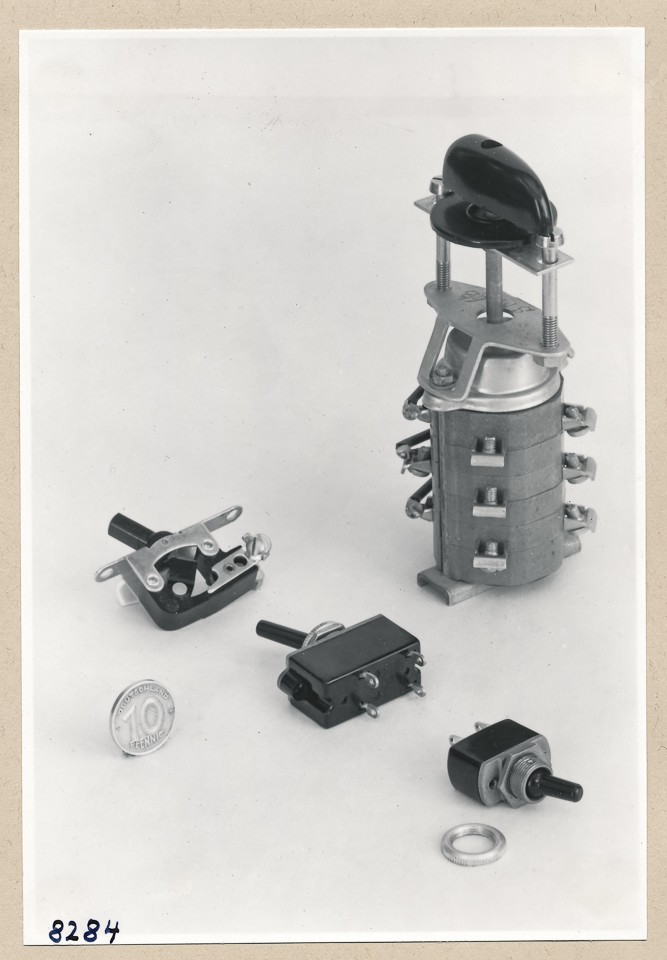 Klickschalter und steufenloser Schalter; Foto, 1953 (www.industriesalon.de CC BY-SA)