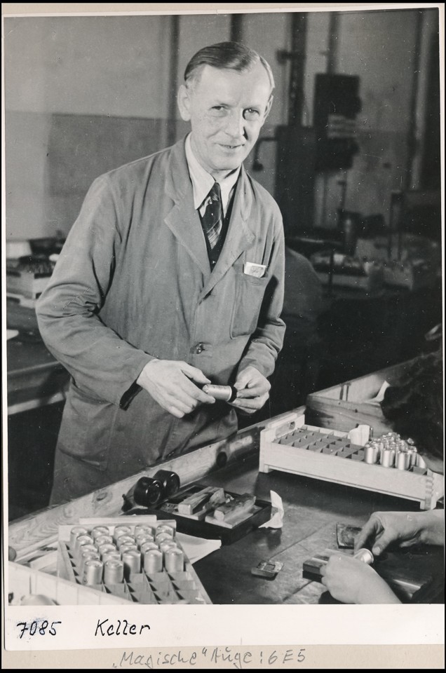 Kollege Keller beim Prüfen; Foto, 1952 (www.industriesalon.de CC BY-NC-SA)