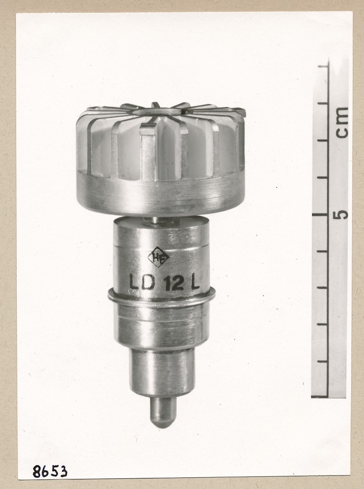 L D 12, Metall-Keramik-Röhre; Foto, 1953 (www.industriesalon.de CC BY-SA)