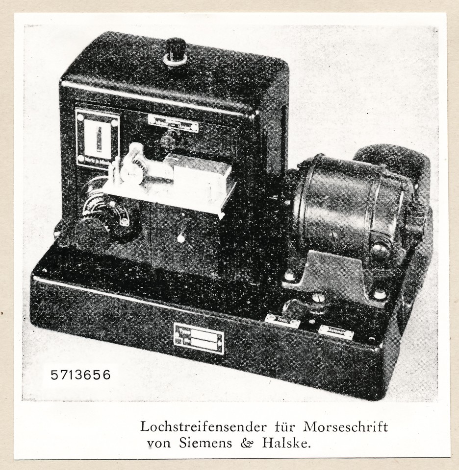 Lochstreifensender für Morseschrift von Siemens &amp; Halske, Reproduktionsfoto.; Foto, 1957 (www.industriesalon.de CC BY-SA)