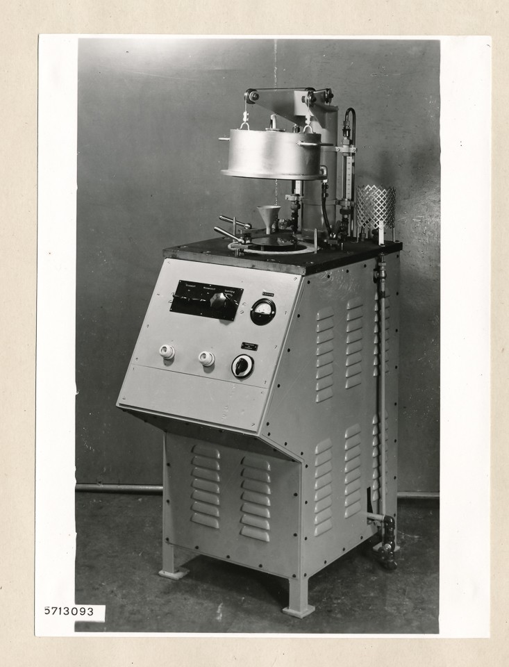 Löteinrichtung von rechts; Foto, 1957 (www.industriesalon.de CC BY-SA)