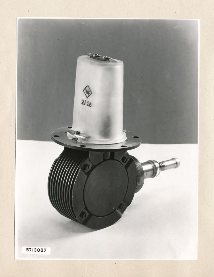 Magnetron 2 J 2 G; Foto, 1957 (www.industriesalon.de CC BY-SA)