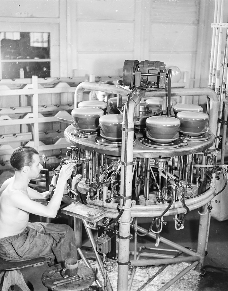 Mann an Pumpautomaten; Foto, 1952 (www.industriesalon.de CC BY-NC-SA)