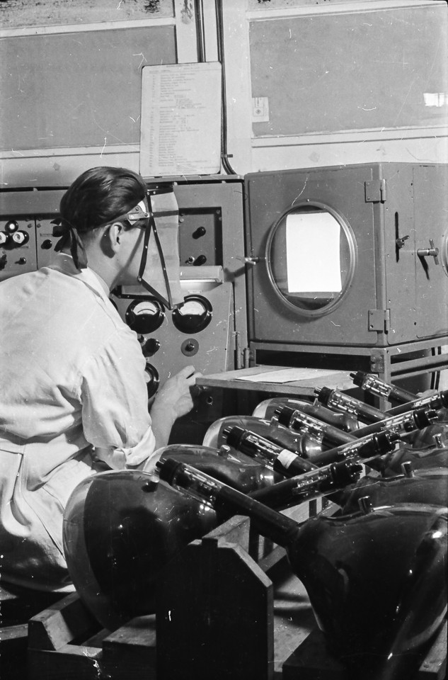 Mann bei Bildröhrenprüfung, Bild 1; Foto, 1954 (www.industriesalon.de CC BY-NC-SA)