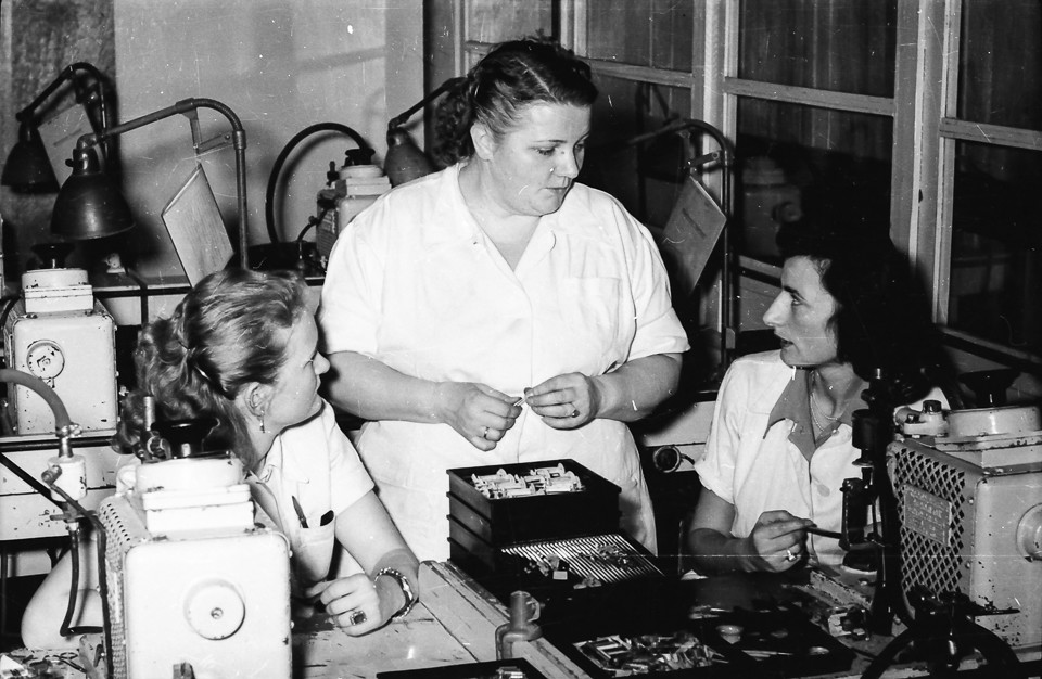 Martha Meya mit 2 Kolleginnen; Foto, 1953 (www.industriesalon.de CC BY-SA)