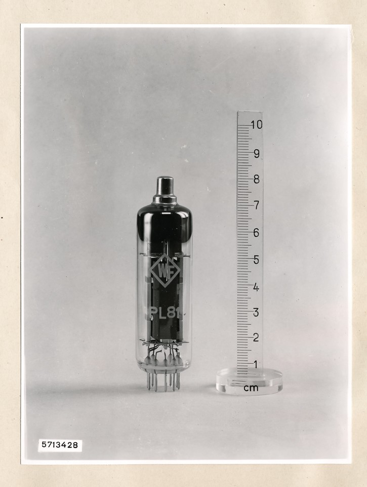 Miniaturröhre PL81; Foto, 1957 (www.industriesalon.de CC BY-SA)