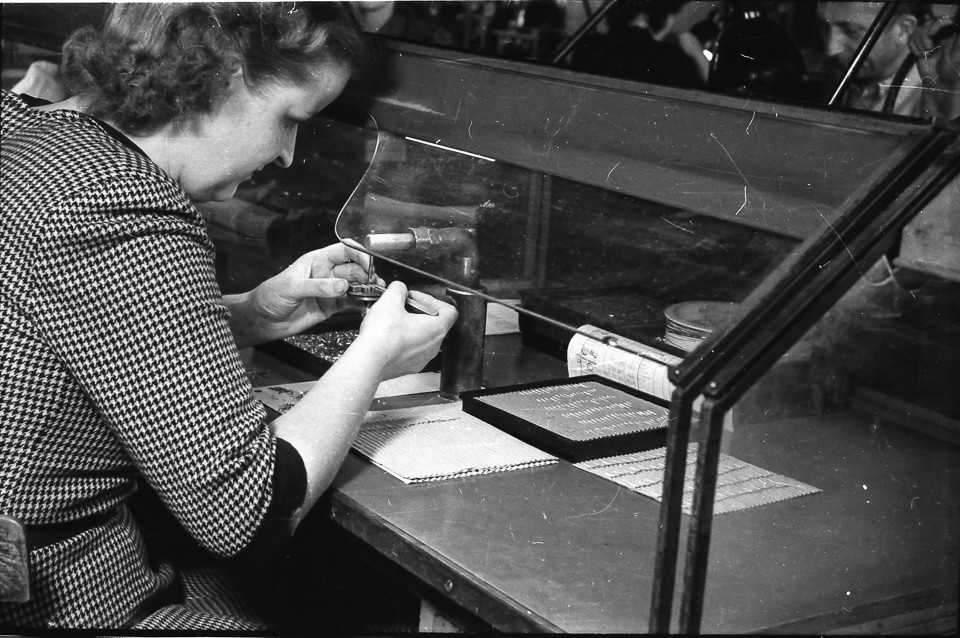 Montiererin am Arbeitsplatz, Bild 2; Foto, 1953 (www.industriesalon.de CC BY-SA)