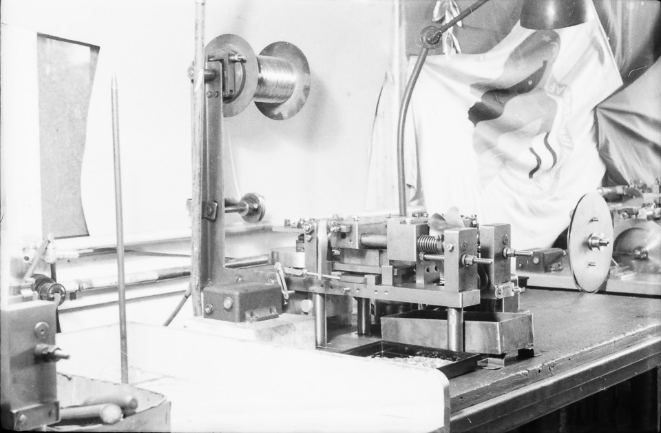 Nicht näher bezeichnete Apparatur, Drahtschneider (?); Foto, 1953 (www.industriesalon.de CC BY-SA)
