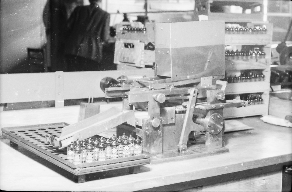 Nicht näher bezeichnete Apparatur, Röhrenfertigung, Bild 1; Foto, 1953 (www.industriesalon.de CC BY-SA)