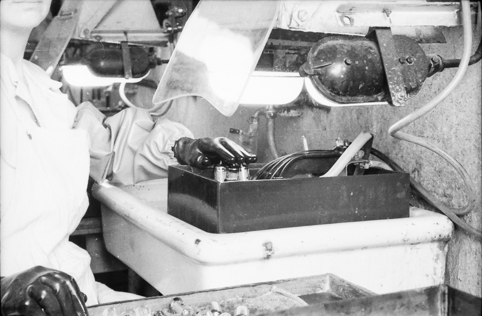 Nicht näher bezeichnete Apparatur, Röhrenfertigung, Bild 2; Foto, 1953 (www.industriesalon.de CC BY-SA)