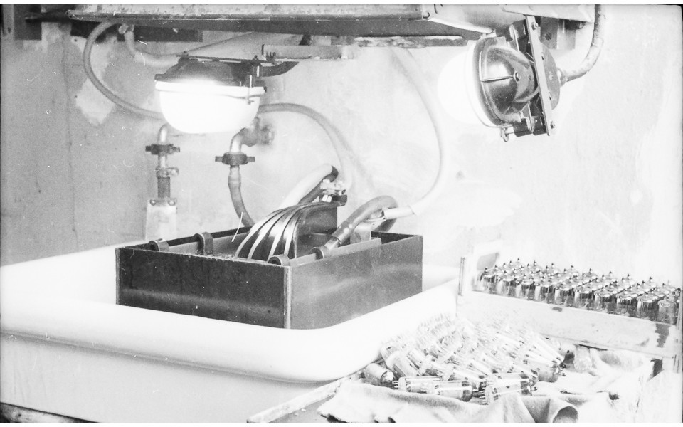 Nicht näher bezeichnete Apparatur, Röhrenfertigung, Bild 4; Foto, 1953 (www.industriesalon.de CC BY-SA)