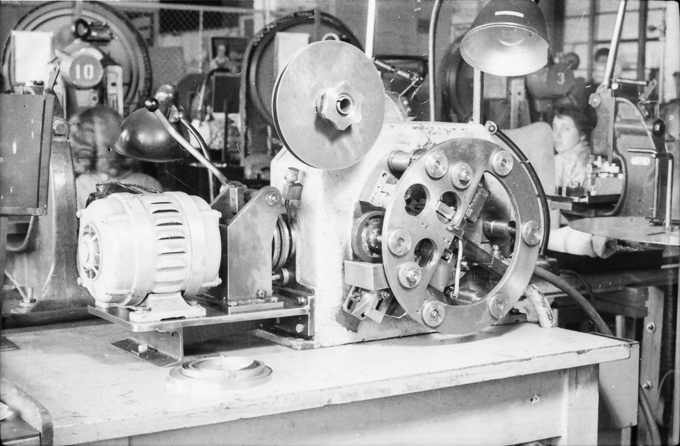Nicht näher bezeichnete Maschine; Foto, 1953 (www.industriesalon.de CC BY-SA)
