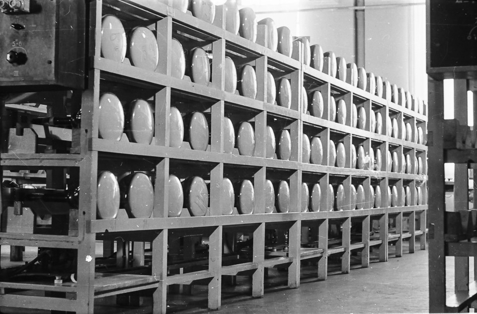 Regal mit Bildröhren; Foto, 1954 (www.industriesalon.de CC BY-SA)