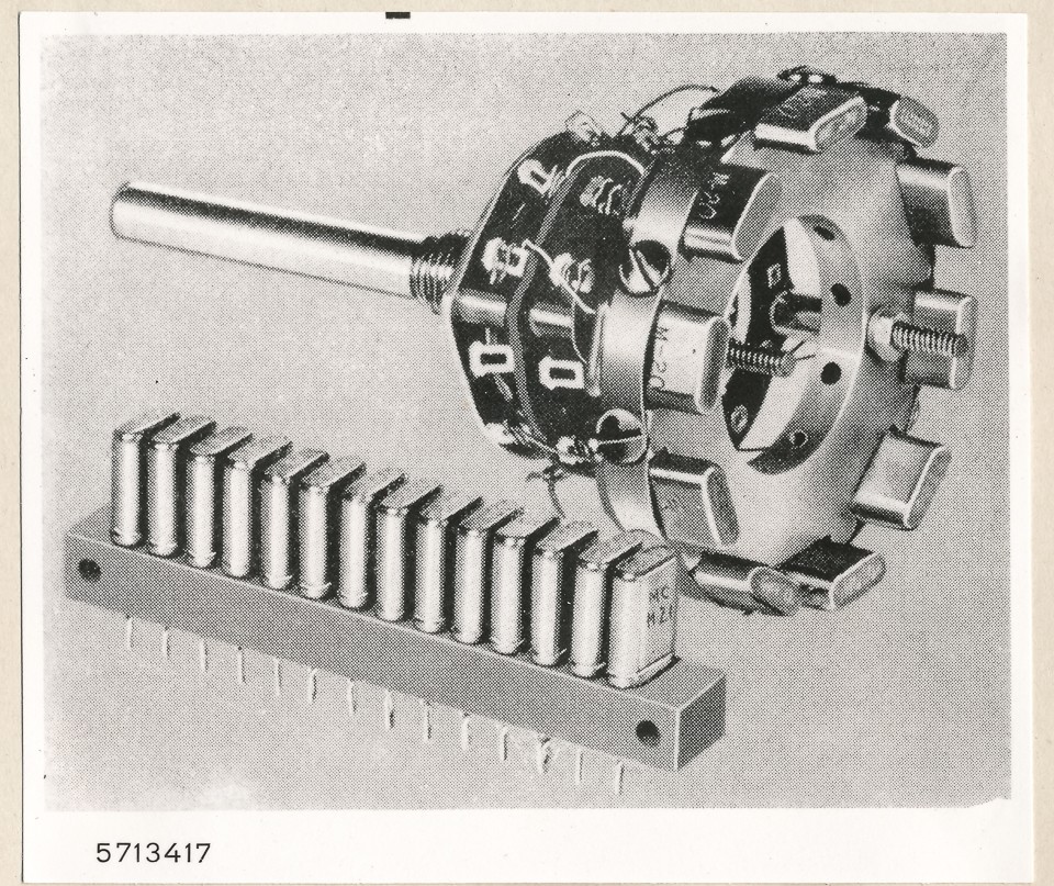 Repro aus Electronics 1/56; Foto, 1957 (www.industriesalon.de CC BY-SA)