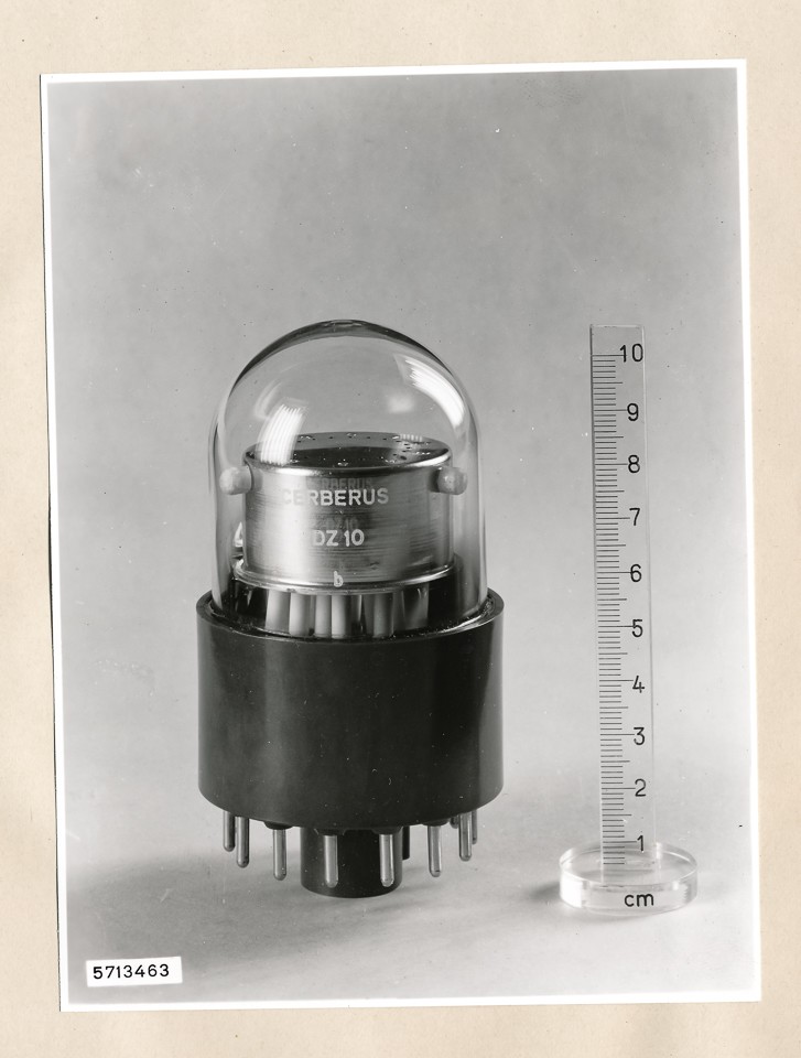 Röhre Ceberus DZ 10 mit ; Foto, 1957 (www.industriesalon.de CC BY-SA)