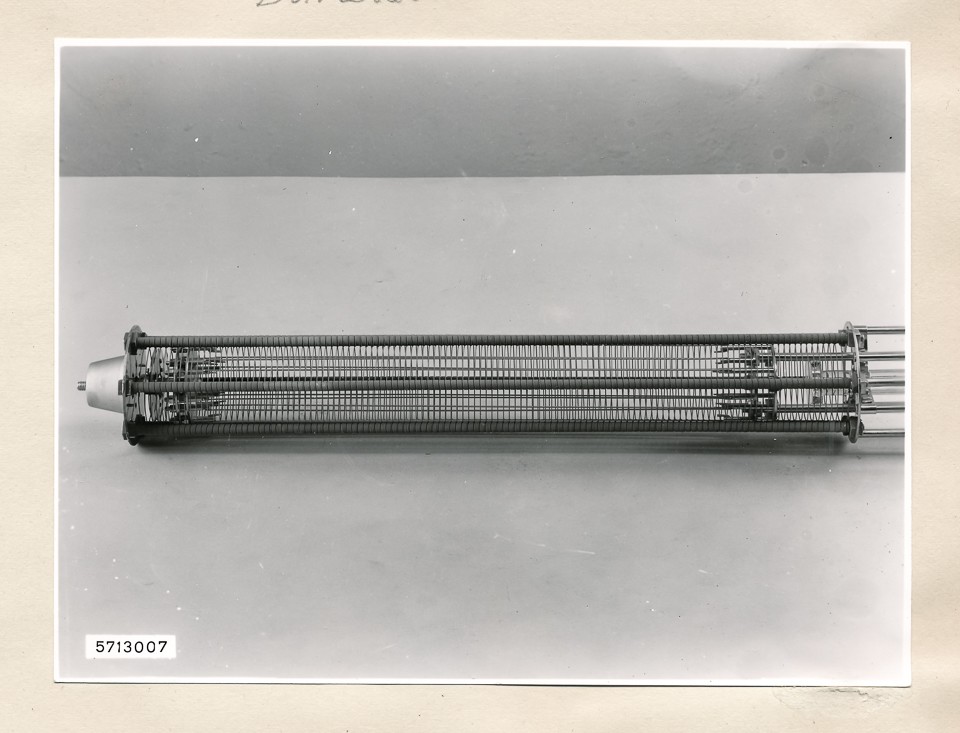 Röhrensystem, Bild 1; Foto, 1957 (www.industriesalon.de CC BY-SA)