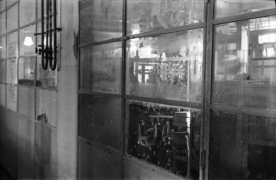 Schmutzige Fenster ; Foto, 1953 (www.industriesalon.de CC BY-SA)