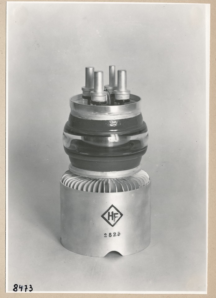 Senderöhre HF 2825, Vorderansicht; Foto, 1953 (www.industriesalon.de CC BY-SA)