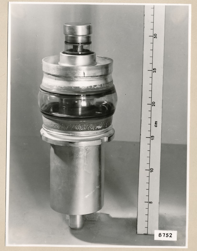 Senderöhre HF 2826, UKW, Gesamtansicht; Foto, 1953 (www.industriesalon.de CC BY-SA)