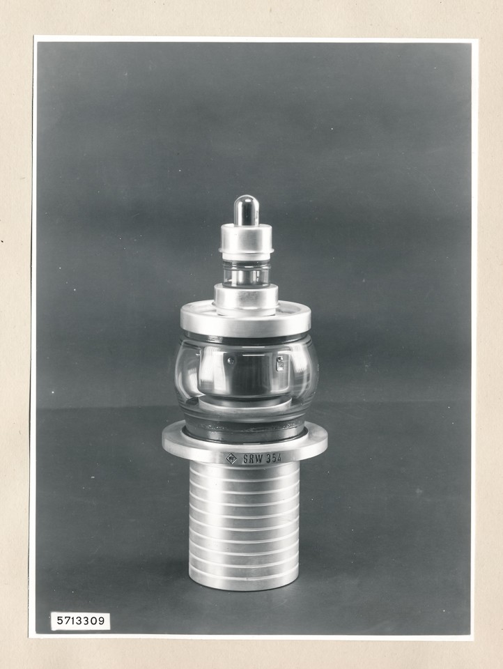 Senderöhre SRW 354; Foto, 1957 (www.industriesalon.de CC BY-SA)