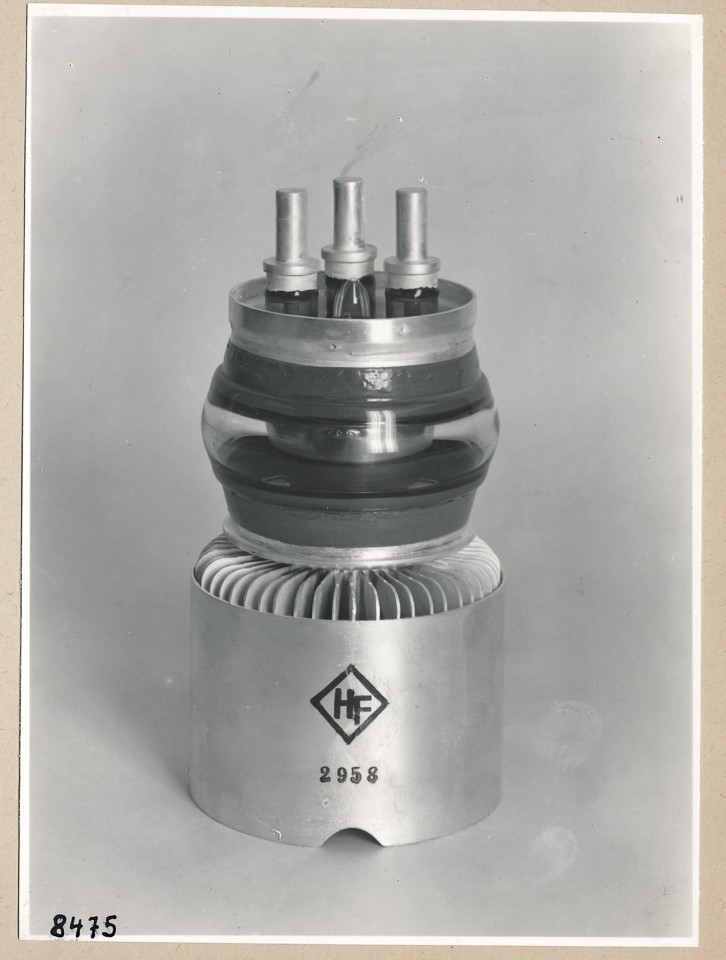 Sendetriode HF 2958, Vorderansicht; Foto, 1953 (www.industriesalon.de CC BY-SA)