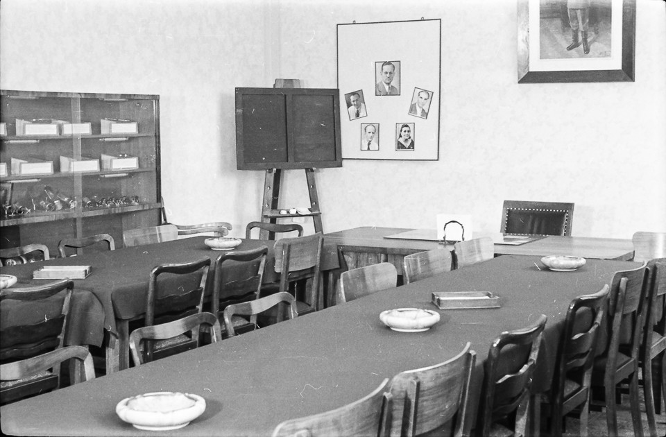 Sitzungsraum, Bild 1; Foto, 1952 (www.industriesalon.de CC BY-SA)