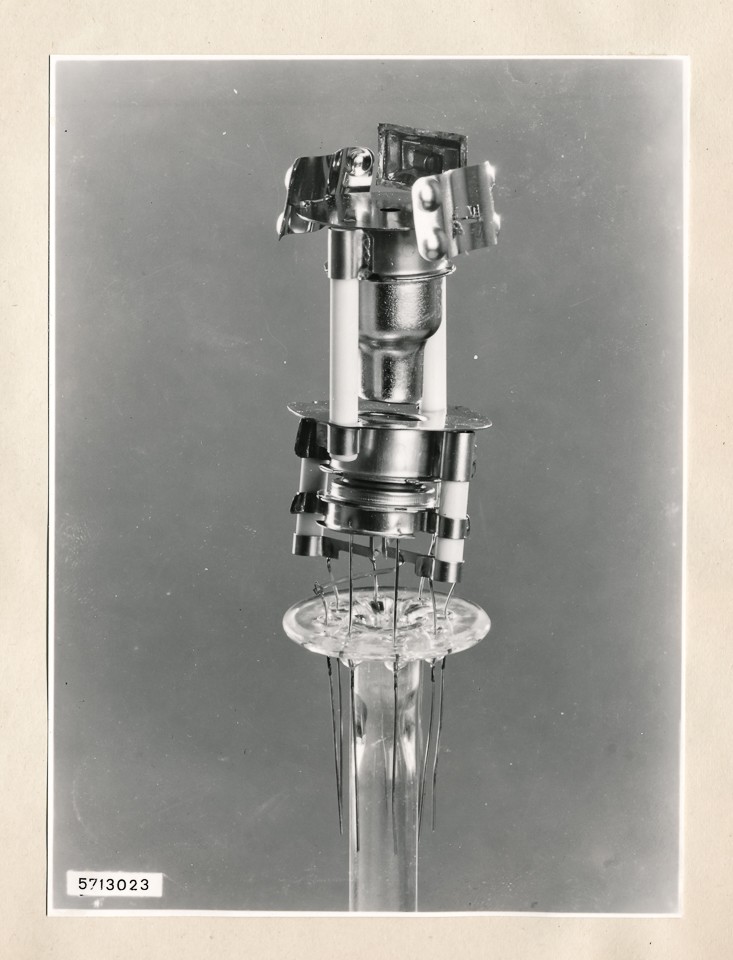 System der Bildröhre B 43 M 1.; Foto, 1957 (www.industriesalon.de CC BY-SA)