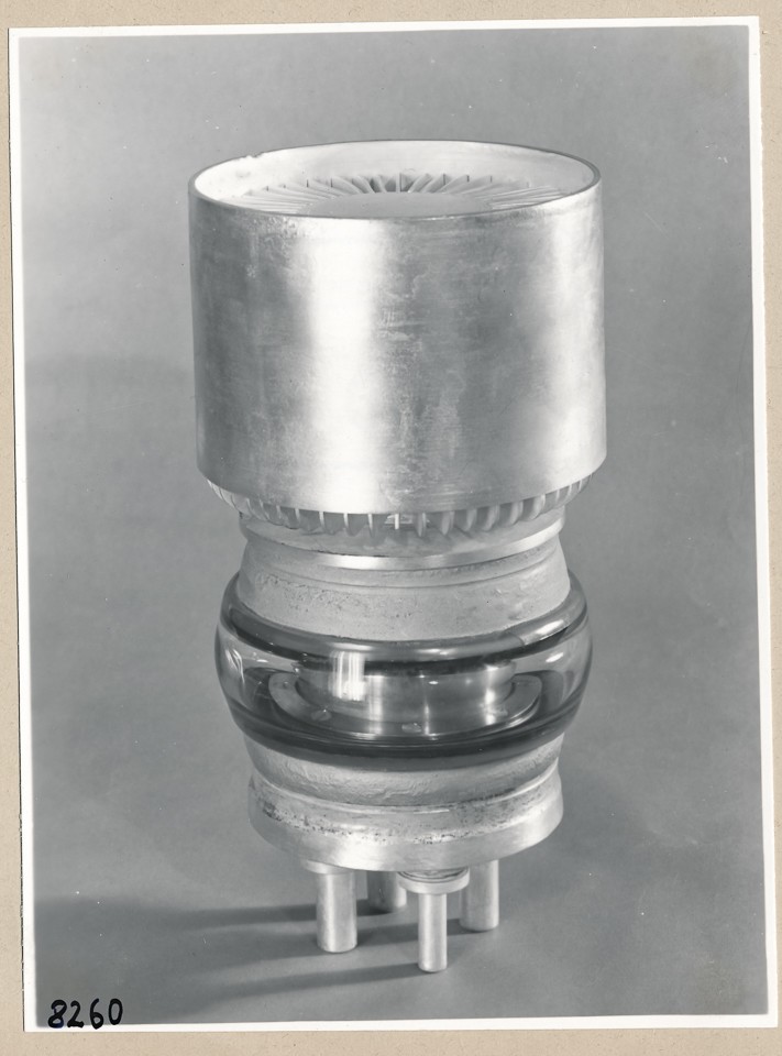 Tetrode HF 2825, Gesamtansicht; Foto 1953; Foto, 1953 (www.industriesalon.de CC BY-SA)