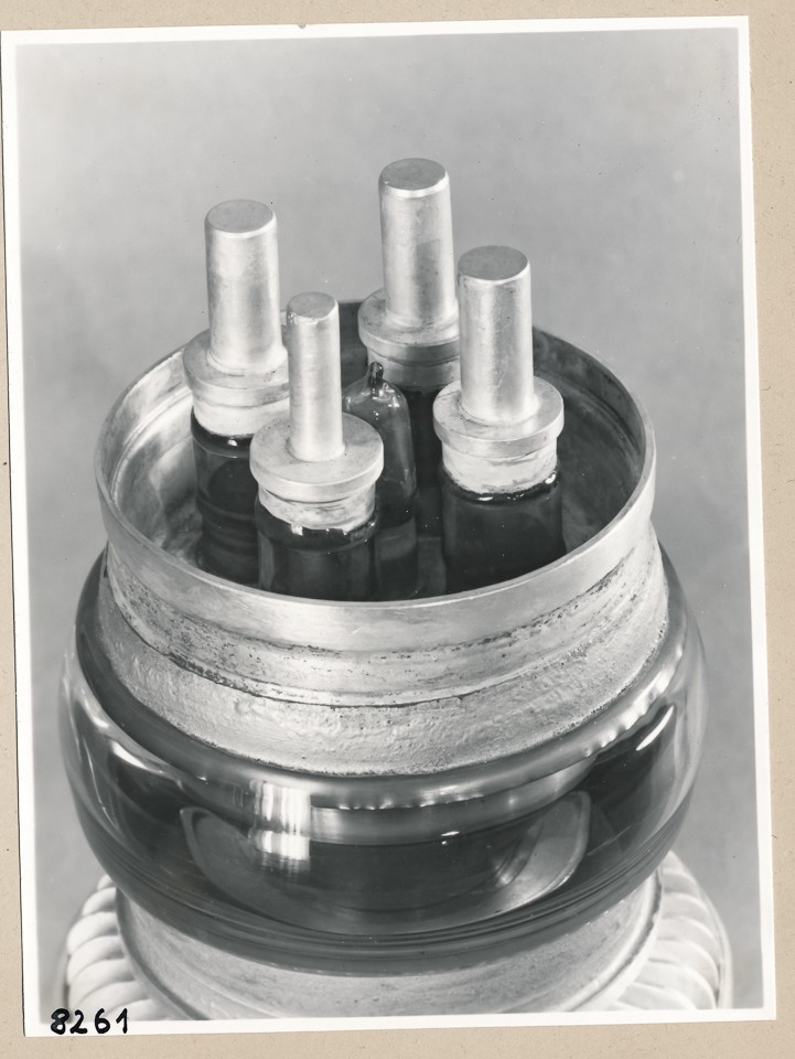 Tetrode HF 2825, Sockel von unten; Foto, 1953 (www.industriesalon.de CC BY-SA)