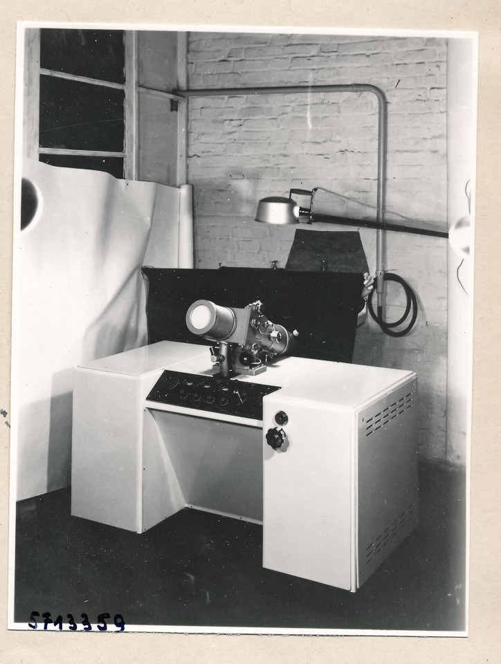 Tisch. Elektronenmikroskop, Bild 1; Foto, 1956 (www.industriesalon.de CC BY-SA)