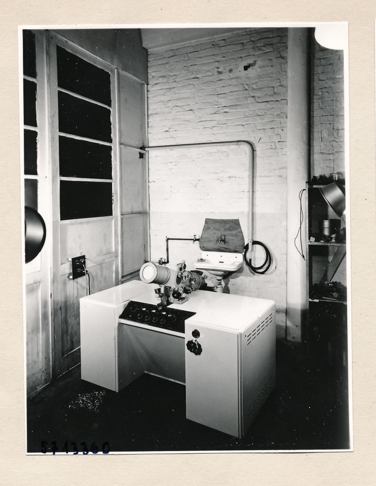 Tisch. Elektronenmikroskop, Bild 2; Foto, 1956 (www.industriesalon.de CC BY-SA)