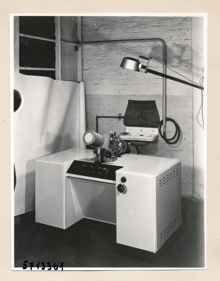 Tisch. Elektronenmikroskop, Bild 3; Foto, 1956 (www.industriesalon.de CC BY-SA)