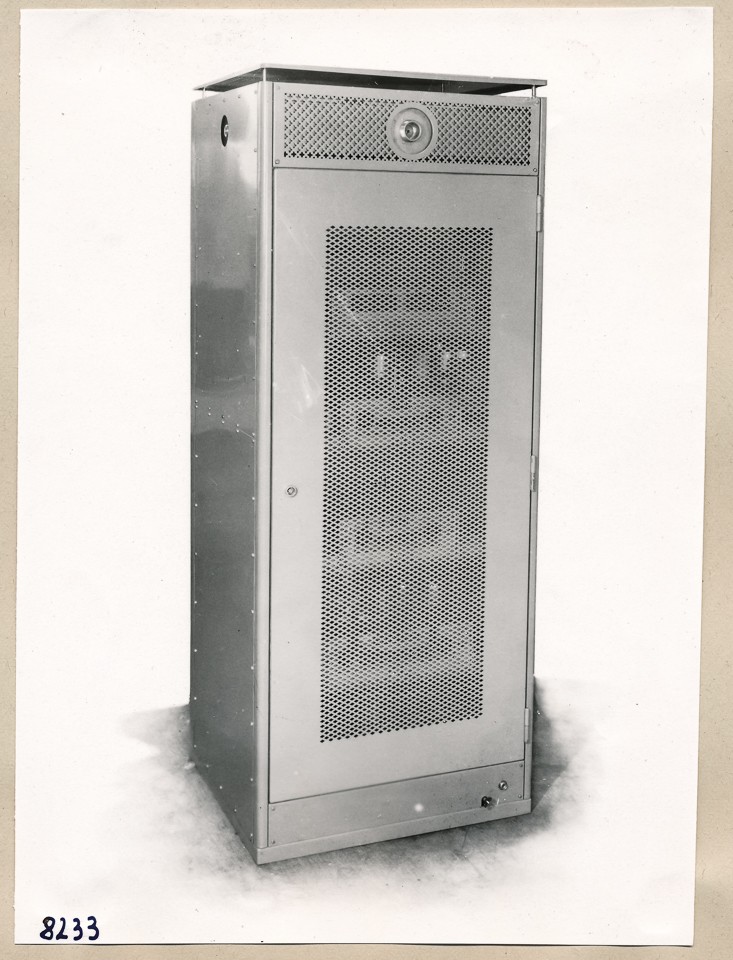 UKW - Tonsender 250 W, geschlossener Schrank; Foto, 1952 (www.industriesalon.de CC BY-SA)