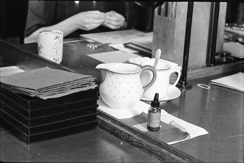 Unordentliche Arbeitsplätze, Bild 3; Foto, 1953 (www.industriesalon.de CC BY-SA)