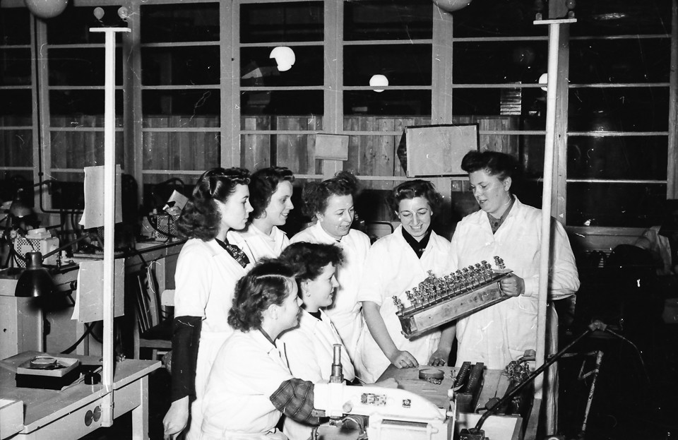 Unterweisung von Kolleginnen, Bild 2; Foto, 1953 (www.industriesalon.de CC BY-SA)