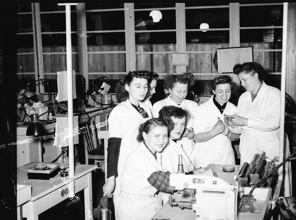 Unterweisung von Kolleginnen; Foto, 1953 (www.industriesalon.de CC BY-SA)