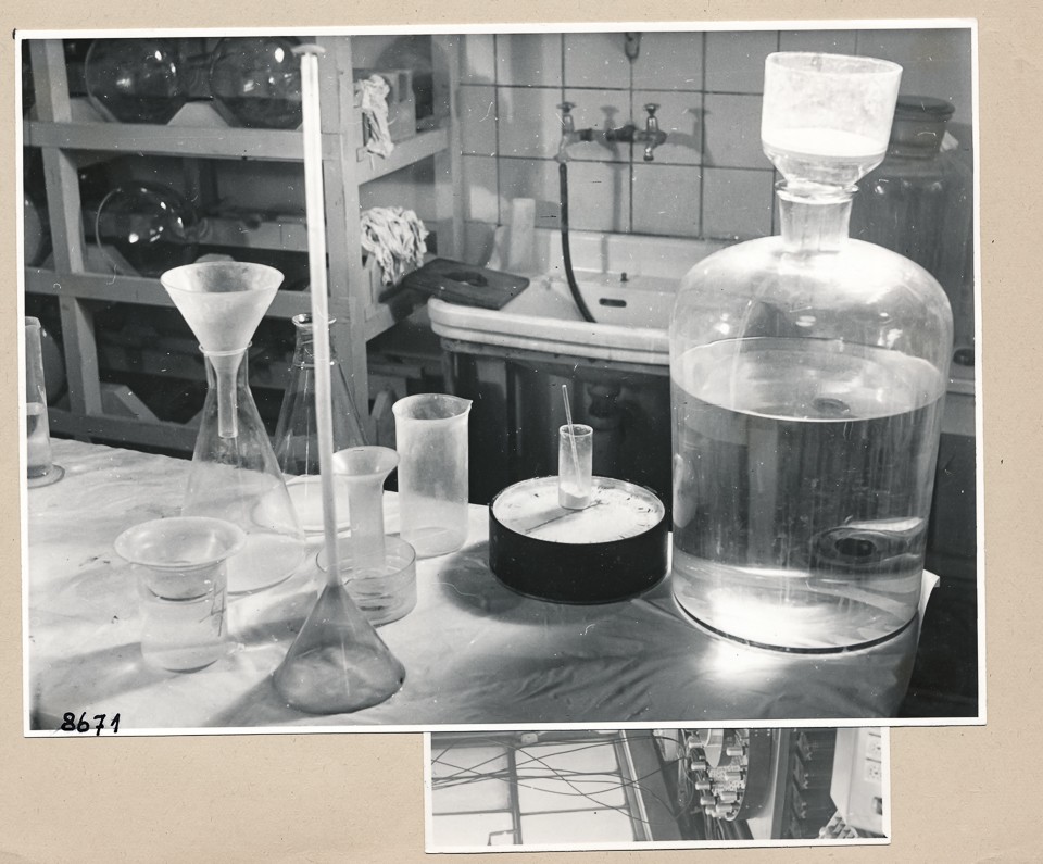 Zutaten für den Settelprozess; Foto, 1953 (www.industriesalon.de CC BY-SA)
