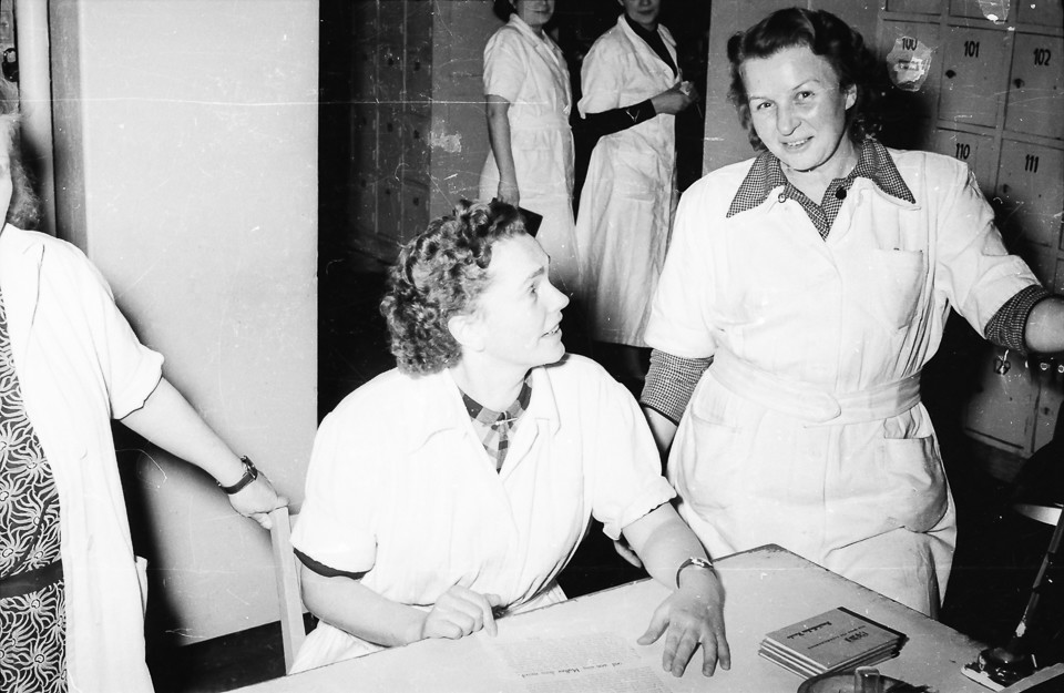 Zwei Frauen in Arbeitskleidung; Foto, 1953 (www.industriesalon.de CC BY-SA)