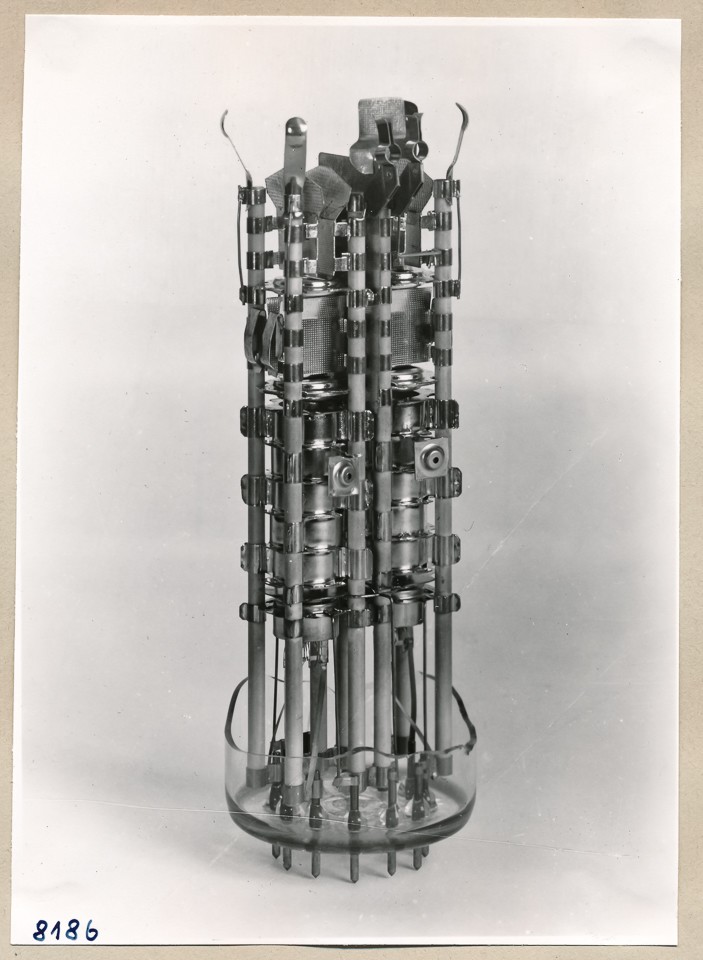 Zweistrahlröhre HF 2804, System; Foto, 1953 (www.industriesalon.de CC BY-SA)