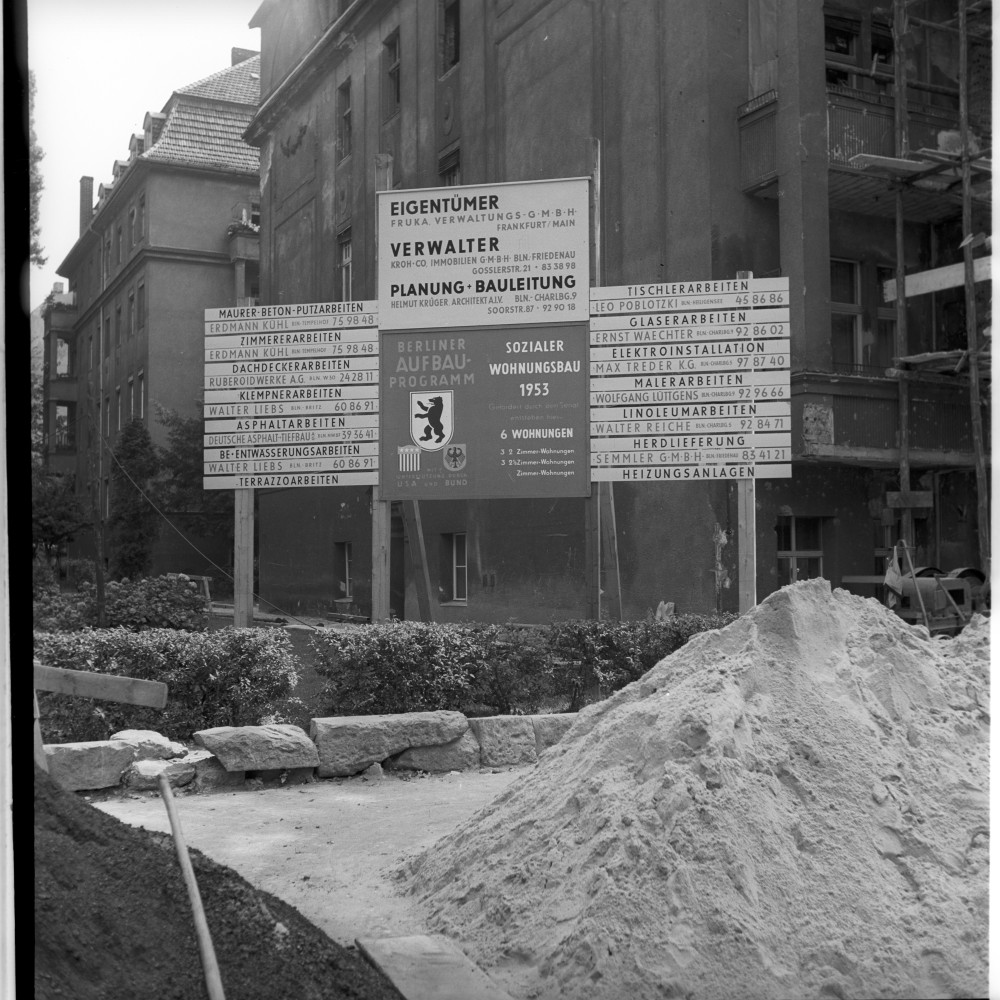 Negativ: Bauschild, Goßlerstraße, 1953 (Museen Tempelhof-Schöneberg/Herwarth Staudt CC BY-NC-SA)