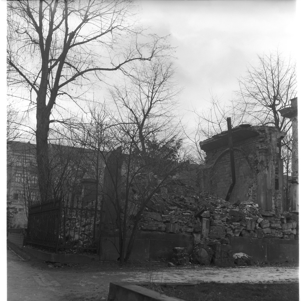 Negativ: Beschädigte Grabstätte, Alter Sankt Matthäus Friedhof, 1955 (Museen Tempelhof-Schöneberg/Herwarth Staudt CC BY-NC-SA)