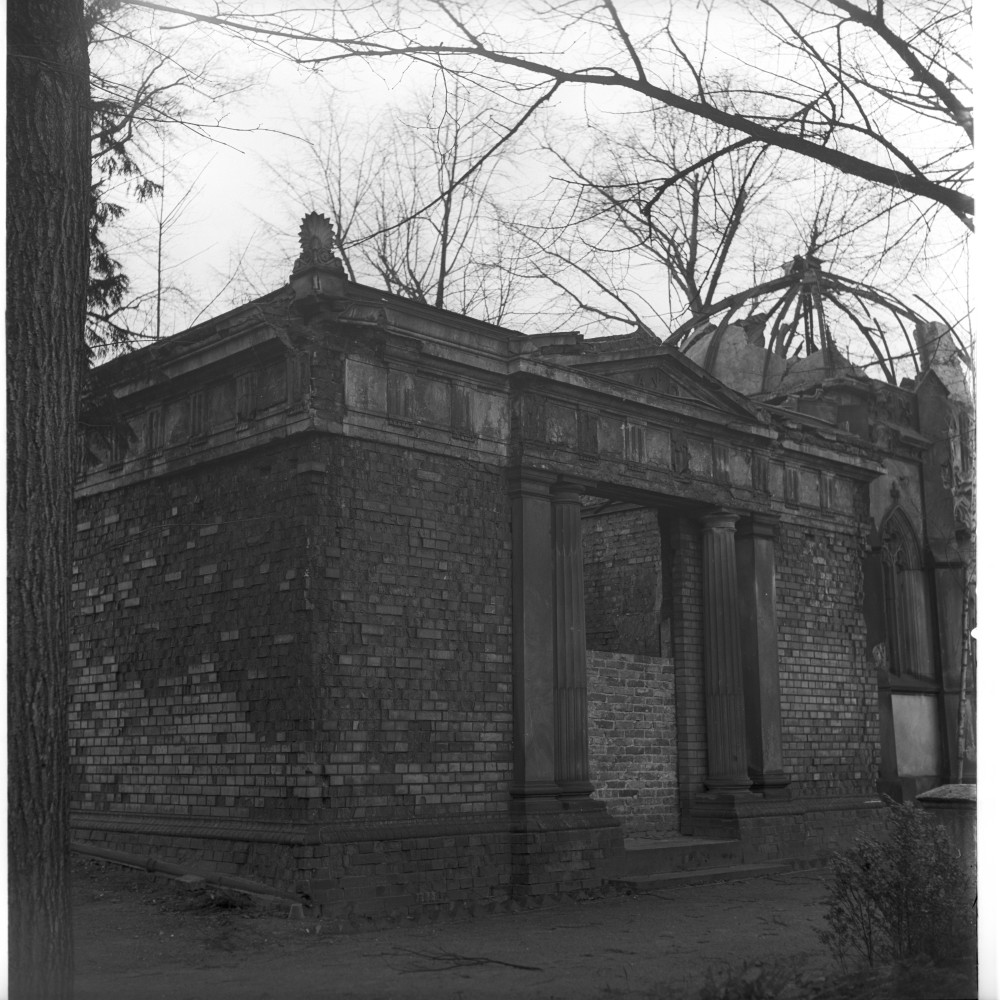 Negativ: Beschädigte Grabstätte, Alter Sankt Matthäus Friedhof, 1955 (Museen Tempelhof-Schöneberg/Herwarth Staudt CC BY-NC-SA)